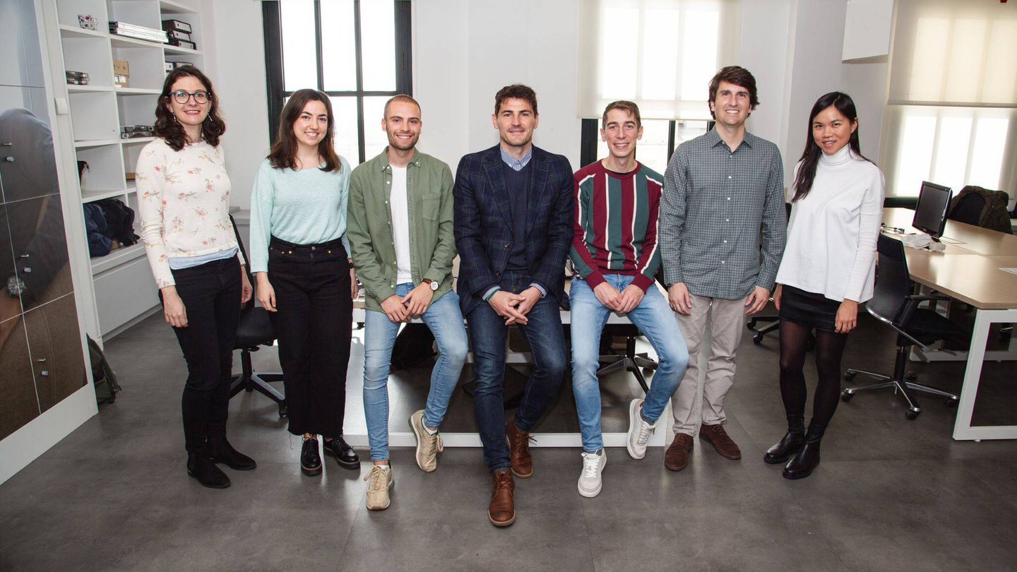 El equipo de Idoven junto a Iker Casillas, 'business angel' de su última ronda de financiación. (Cedida)